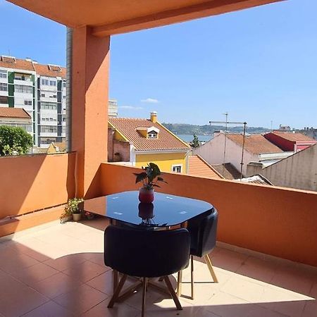 Relax In Lisbon For 4 People With Terrace And Parking Leilighet Eksteriør bilde